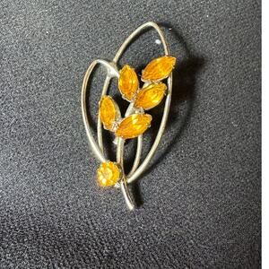 Vintage Silver Tone Leaf Brooch w/ Amber Rhinestones – Mid-Century Costume